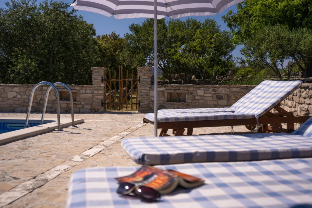 leżaki stojące pod parasolem